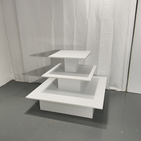 Table de présentation de vente au détail carrée en bois à 3 niveaux, écologique et durable, avec finition personnalisable pour les magasins de bijoux et de vêtements