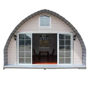 Maison en forme de dôme pré-assemblée, cabane avec arrière-plan de camping