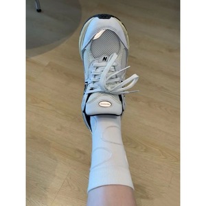 Calcetines blancos hasta media pantorrilla para mujer, transpirables, absorbentes del sudor, resistentes al olor, diseño de luna llena y estrellas, talla juvenil W3270 - Product Image 1