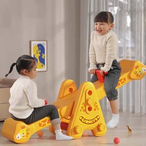 Équipement de balançoire en plastique de conception de <span class=keywords><strong>girafe</strong></span> d'animal mignon de haute qualité pour la maternelle préscolaire petite balançoire extérieure pour des enfants - Product Image 4