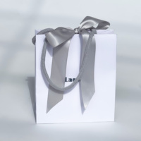 Sacs en papier de luxe blancs personnalisés avec logo pour boutiques de détail et cadeaux, fabriqués en Chine, vente en gros