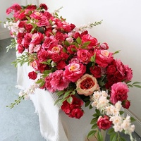 Susunan bunga mawar merah muda merah tua buatan tangan dari sutra buatan, dengan daun hijau, untuk centerpiece meja pernikahan dan acara.
