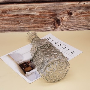Refroidisseur à vin et carafe en <span class=keywords><strong>verre</strong></span> de luxe de style français 1L Carafe à vin de raisin vide avec un design élégant en <span class=keywords><strong>verre</strong></span> avec couvercle en <span class=keywords><strong>verre</strong></span> - Product Image 4