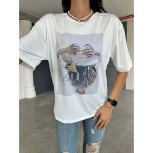 Camiseta con Estampado de Chica con Sombrero y Pedrería, 100% Algodón Jersey, Transpirable, Manga Regular, Impresión por Transferencia de Calor para Mujer - Product Image 4