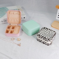 Boîte de rangement à bijoux portable mini pour boucles d'oreilles, colliers et bagues, petit modèle PU001, vente en gros
