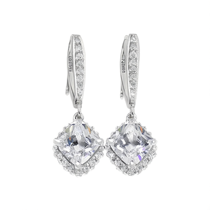 Eleganti orecchini pendenti in argento 925 con cristalli taglio principessa per donna, design geometrico classico con montatura a griffe, gioielli raffinati per matrimoni. - Product Image 1