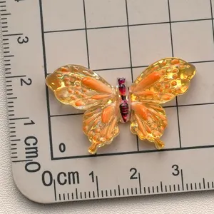 휴대 전화 체인 펜던트 머리핀 만들기 매력 액세서리에 대한 도매 다채로운 밝은 나비 플랫 백 수지 카보 숑