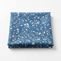 Tissu tissé imprimé floral aspect denim en sergé 100 % polyester, largeur 160 cm, résistant aux plis, poids moyen 120 GSM, vente en gros