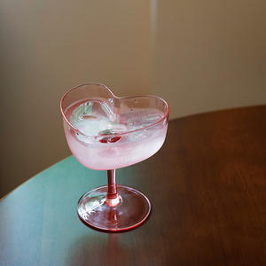 Moderne Roze Hart-En Rode Wijncocktail En Ijsbekers Met Geribbelde Met Lange Steel Voor Bruiloften En Verliefde Koppels - Product Image 3