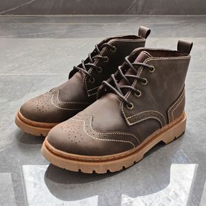 Botas Retro de Otoño, Estilo Nuevo, de Cuero Genuino, Bordadas, para Mujer, Botines Cortos Estilo Brogue, Británicas, para Motocicleta, con Aumento de Altura - Product Image 1