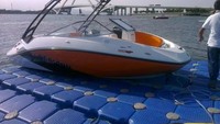 Dock flottant Hisea en PEHD de type U avec charnière pour jet ski, idéal pour marinas, quais de yachts et stationnement de bateaux