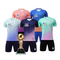 Hochleistungs-Fußballtrikots für Herren auf Lager Kurze Bedruckte Personalisierte Nummern Team-Logos 100% Polyester Schnelltrocknender Stoff