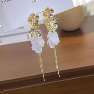 Elegantes Pendientes de Botón Chapados en Oro, Largos, de Aleación de Zinc Blanca, con Forma de Flor, Nuevo Diseño de Diamantes de Moda, para Mujer, para Fiestas - Product Image 3