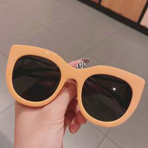 Gafas de Sol Redondas Estilo Ojo de Gato con Degradado Vintage de Moda 2022, Color Caramelo para Mujer - Product Image 2