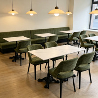 Meubles de restaurant commerciaux modernes, chaise de salle à manger en bois massif, table en marbre, banquette rembourrée verte pour café bistro
