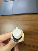 Pompe à crème 24/410 0,4 cc recouverte d'aluminium argenté brillant pour les soins quotidiens et la personnalisation des sérums et lotions acceptée en fonction de la couleur