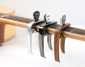 Mayorista Guitarras Personalizadas Accesorio <span class=keywords><strong>Metal</strong></span> Acústico Clásico <span class=keywords><strong>Guitarra</strong></span> Ukelele Color <span class=keywords><strong>Guitarra</strong></span> Capo Instrumento de Cuerda Accesorios - Product Image 1
