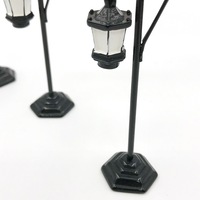 Porte-cartes de table style lampadaire vintage, élégant support de numéro de table en métal noir avec lanterne suspendue pour mariages et fêtes