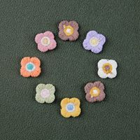 Petite fleur brodée, sans colle, idéale pour les pinces à cheveux DIY, les accessoires capillaires et les accessoires vestimentaires.