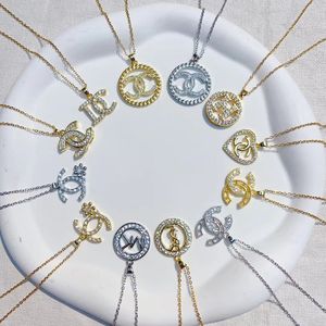 Vente en gros de colliers et pendentifs de mode en cuivre, avec des motifs de drapeaux du Venezuela, de Cuba et d'Amérique du Sud - Product Image 3