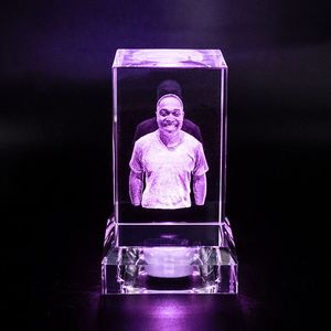Cubo de Cristal K9 con Base de Luz LED y Grabado Láser 3D de Retrato Personalizado al por Mayor para Decoración del Hogar y Regalos Empresariales - Product Image 2