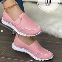 Sepatu kasual minimalis, bernapas, warna solid, nyaman, ujung bulat, sol tebal, sol empuk.