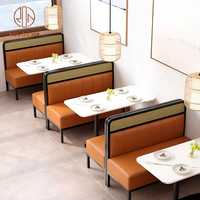 Canapé en cuir marron avec dossier en rotin tressé, tables en marbre et chaise de café à pieds en bois, ensemble de meubles de restaurant pour café