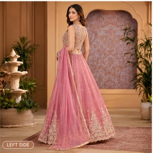 Ensemble Lehenga Choli rose brodé de créateur avec dupatta, tenue de fête nuptiale, tenue ethnique pour réception de mariage pour femmes - Product Image 4