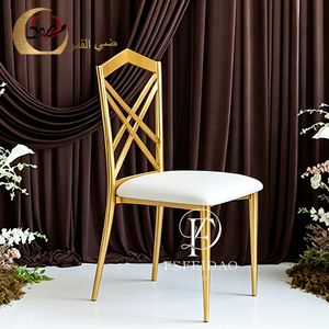 Silla de Hotel Moderna de Metal Dorado con Respaldo Cruzado y Patas Cónicas, Cojín Blanco, Muebles Comerciales para Interiores - Product Image 4