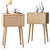 Table de chevet en MDF rainuré aspect bois clair avec pieds effilés et rangement dissimulé, couleurs personnalisables