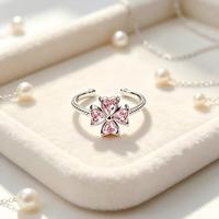 Bague en acier inoxydable avec zircon et trèfle à quatre feuilles, design de luxe ouvert, bague élégante personnalisée pour femme avec pierres précieuses.