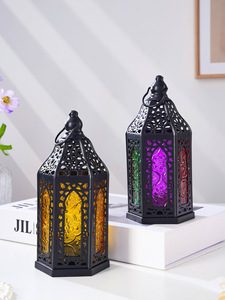 Lanterne hexagonale marocaine <span class=keywords><strong>en</strong></span> métal avec panneaux <span class=keywords><strong>en</strong></span> <span class=keywords><strong>verre</strong></span> teinté, lanterne suspendue <span class=keywords><strong>en</strong></span> fer pour bougies, idéale pour le Ramadan, les mariages et la décoration de table à la maison - Product Image 1