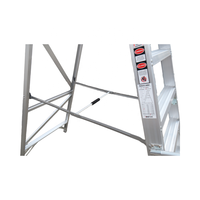 Échelle à plate-forme large mobile en aluminium épaissie de 4 pieds 4 marches avec mains courantes antidérapantes 330lb EN 131 pour l'entretien des machines