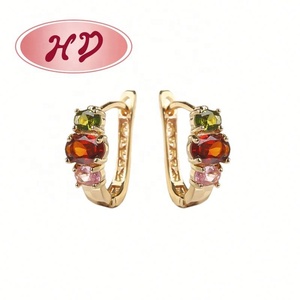 Pendientes de Aro Huggies para Mujer de Hengdian Bijouterie, Refinados, con Latón Chapado en Oro de 18K y Circonita Cúbica, Venta al por Mayor - Product Image 6