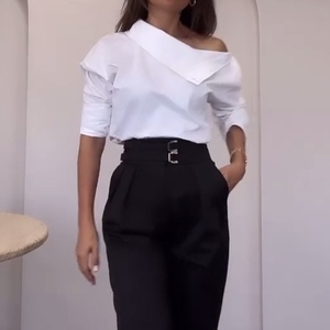 Blusa de Moda para Mujer con Cuello Alto y Botones Metálicos que Deja Ver los Hombros - Product Image 4