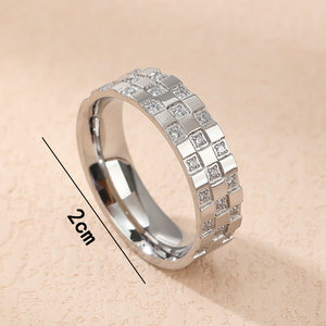 Anello in Acciaio Inossidabile con Tre File di Diamanti, Placcato in Oro 18K, Gioiello Trendy Unisex per Matrimoni e Fidanzamenti - Product Image 3