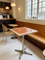 Table Basse Carrée Tendance en Céramique Colorée Style Dopamine pour Salons de Thé, Cafés et Bars à Desserts (Usage Commercial)