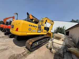 Excavatrice sur chenilles Komatsu PC220-8 d'occasion de haute qualité, 23 tonnes, de taille moyenne, faible nombre d'heures de travail, prête à être expédiée - Product Image 2