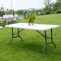 Tables rectangulaires pliantes en plastique de 6 pieds pour les fêtes en plein air pour les repas dans la cour Utilisation de l'hôtel Location Pliable en deux Mesa Plegable