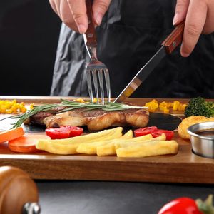 Plateau à steak en bois d'acacia Planche à découper avec 2 coupelles à sauce Plateau rectangulaire pour charcuterie et service - Product Image 5