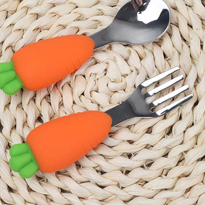 Juego de Cubiertos de Práctica para Niños, Cuchara y Tenedor para Bebés con Diseño de Zanahoria, Mango de Silicona, Acero Inoxidable 304 de Grado Alimenticio, Vajilla Infantil - Product Image 3