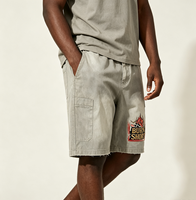 Shorts cargo Bermuda déchirés Kornit DTG avec motif graphique vintage rouge flamme et bordure, poches latérales doubles, coupe ample, style workwear