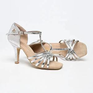 Танцевальные туфли Venny для латиноамериканских танцев, профессиональные женские туфли для бальных танцев с гибкой подошвой серебристого цвета для соревнований по румбе и ча-ча-ча - Product Image 4