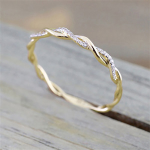 Anello a fascia intrecciata semplice da dito piccolo per donna - Product Image 3