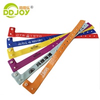 Bracelet en PVC pas cher pour les événements, bracelet en vinyle plastique personnalisé avec code QR pour l'identification
