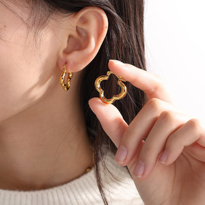 ต่างหูแบบห่วง สีทอง รูปทรงใบโคลเวอร์สี่แฉก สำหรับผู้หญิง สวมใส่ได้ทุกวัน สแตนเลสสตีล EH886 - Product Image 4