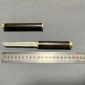 سكين صيد ذو نصل ثابت بمقبض أسطواني من خشب الأبنوس وفولاذ دمشقي تانتو مع حلقة نحاسية مرصعة بحجر يشبه الياقوت، تصنيع حسب الطلب - Product Image 2