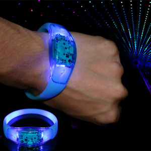 Dành cho người lớn trẻ em tùy chỉnh Silicone phát sáng trong bóng tối bên dây đeo cổ tay bằng giọng nói Lắc kiểm soát chuyển đổi nhấp nháy ánh sáng lên dẫn vòng tay trang trí - Product Image 2
