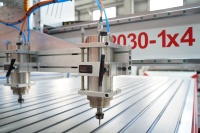 Routeur CNC multi-broches 1 à 4 têtes haute efficacité pour le travail du bois, gravure et découpe en série