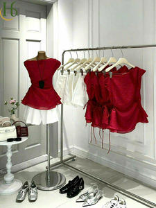 Conjunto de Top Rojo de Un Hombro y Shorts Blancos, Elegante y Femenino, Sin Mangas, Sin Cuello, Mini Conjunto de Dos Piezas - Product Image 6